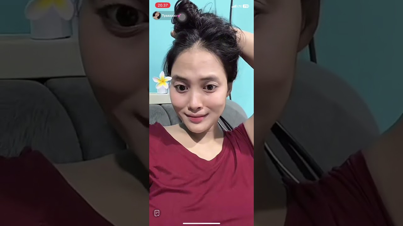Live Tiktok cewek cantik No Armor kelihatan ujungnya