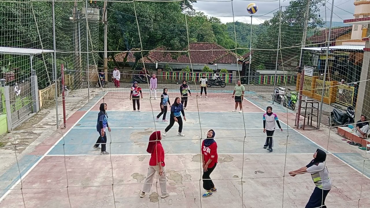 Sampai terjatuh‼️Saking semangatnya mengejar bola #emakemakvoli #ligasabun