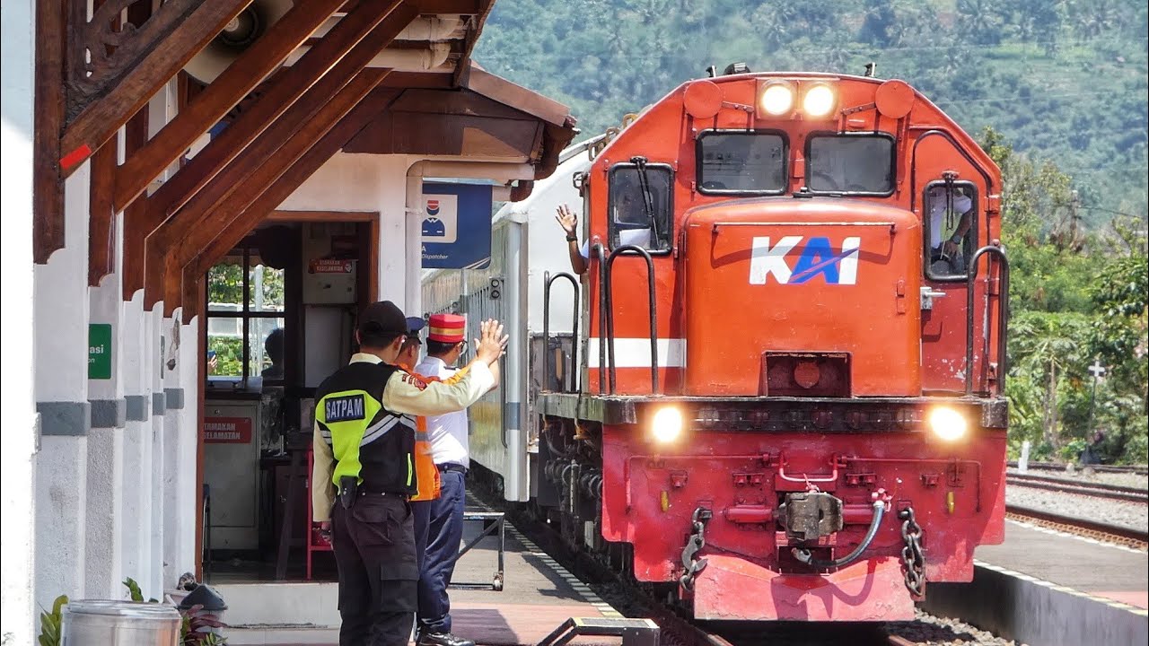 PAK HAJI IN ACTION NYETIR LOK MERAH DISAMBUT SEMUA CREW TERMASUK RAILFANS !