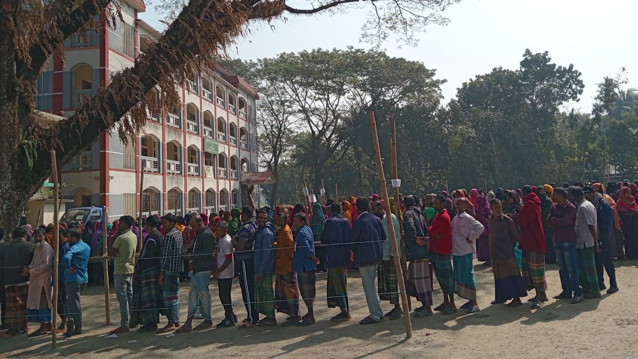 যশোর ৫ আসন মনিরামপুর ৯ নম্বর শ্যামকুড় ইউনিয়নে উৎসব মুখর পরিবেশে ভোটাররা ভোট দিচ্ছেন।