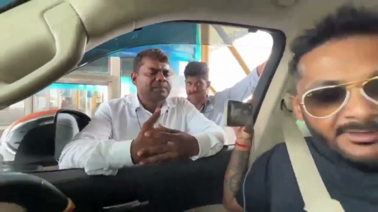 'Video Band Kar,' Agra Toll Plaza Staff Caught in Heated Clash Over Blacklisted FASTag Claim