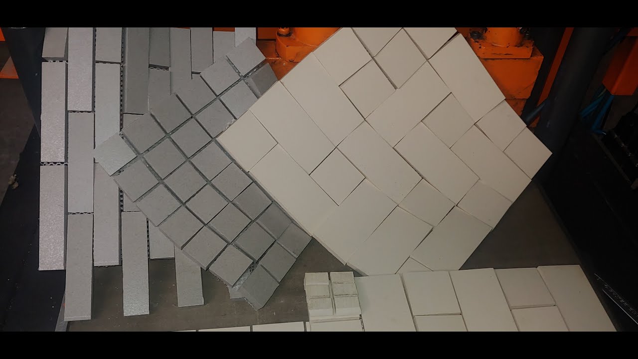 Seramik karolardan mozaik üretimi kesim ve kırım.Mosaics via dry cuttting and breaking ceramic tiles