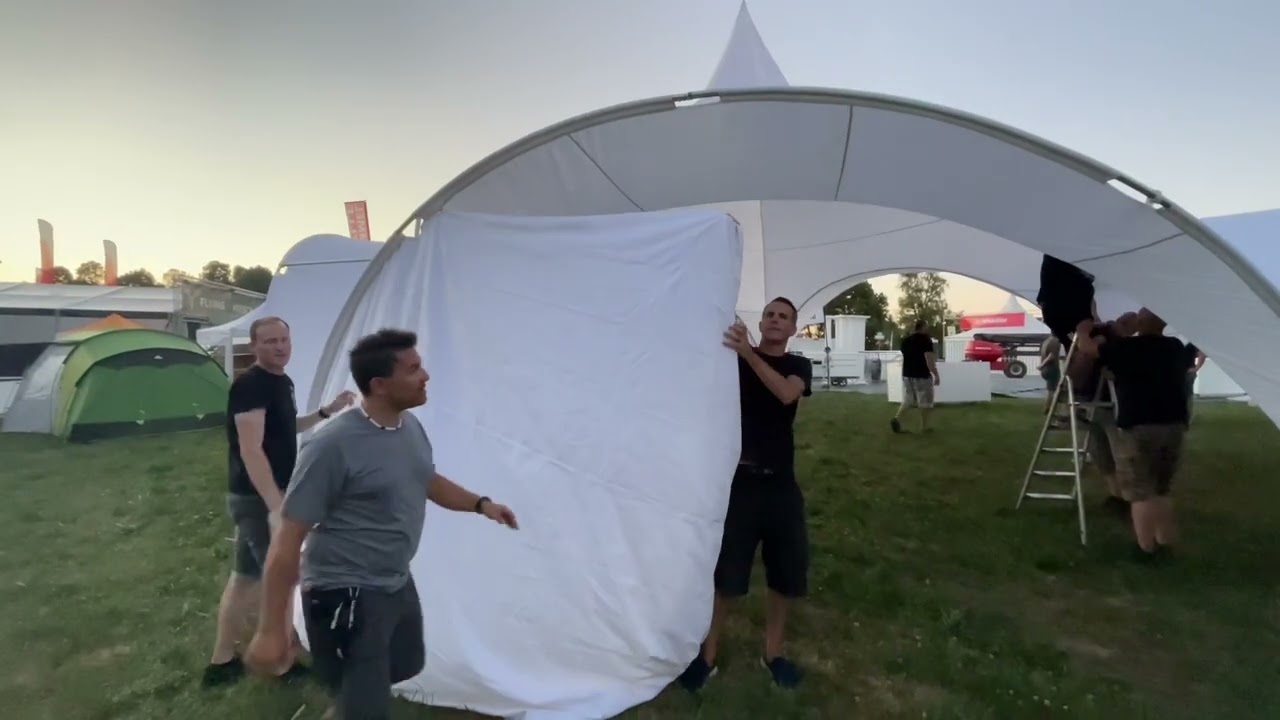Das Team Heitere baut sein Zelt auf am Heitere Open Air