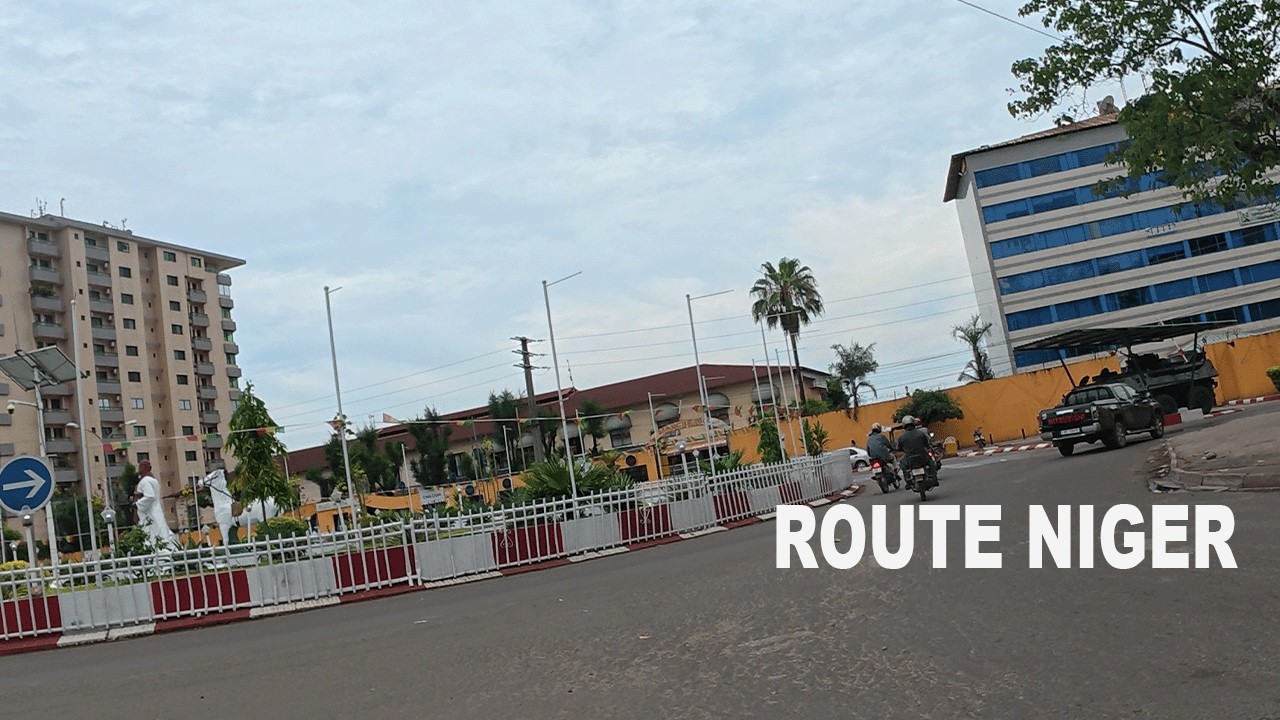 Balade à moto dans les rues de Conakry : Pont 8 Novembre vers la Route Niger