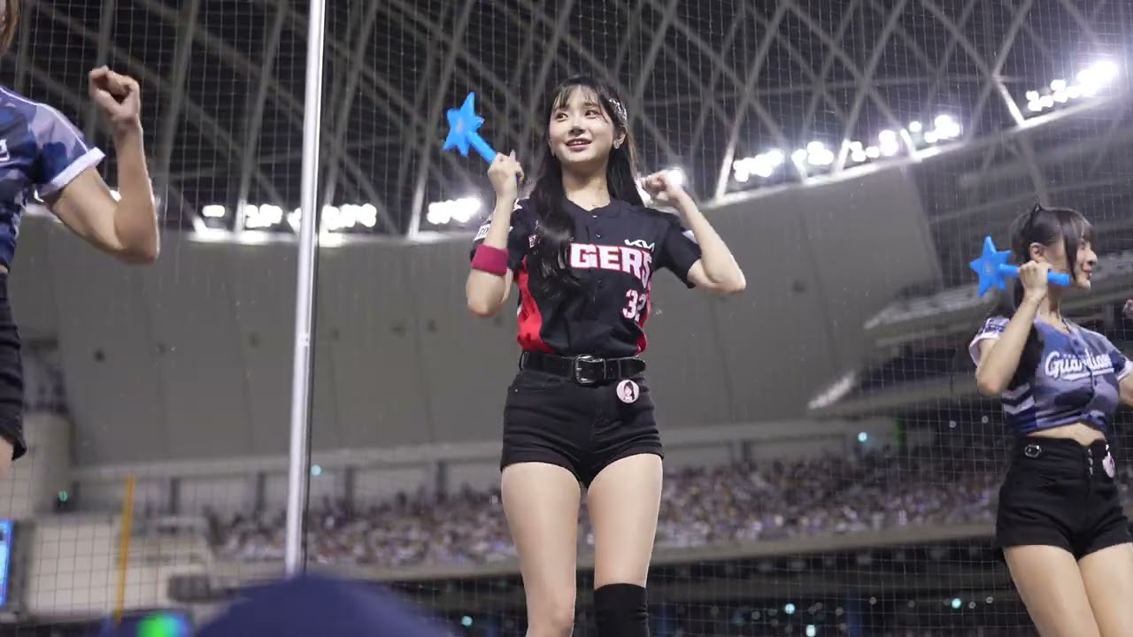 李珠珢第一次來到巨蛋大舞廳 看起來好害羞呀 嗆司曲連發大放送 邦邦就是威猛 台灣人是不是很熱情 趕快來加入中職吧 cheerleaders fancam