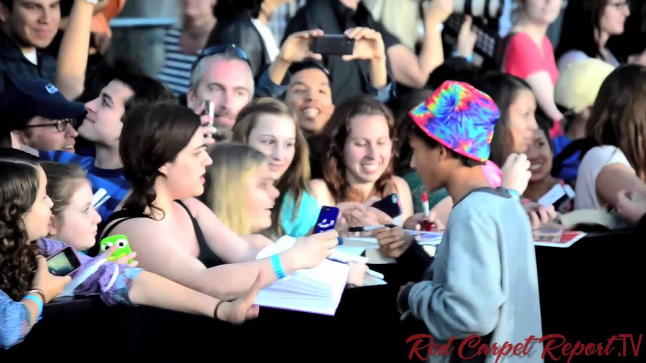 Divergent Premiere Red Carpet Celebrity Arrivals Interacting w/Fans #Divergent #DivergentPremiere