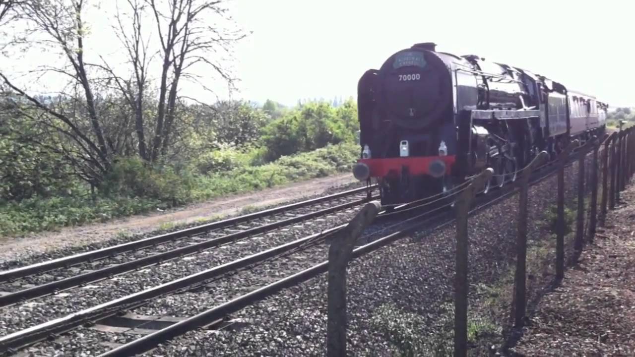70000 Britannia meets 6024 King Edward I with lots of whistling!!