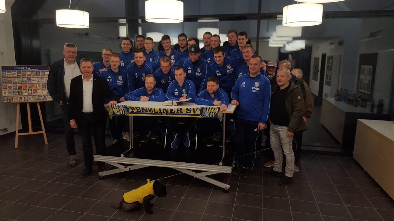 Eintragung der Mannschaft ins goledene Buch der Stadt Penzlin