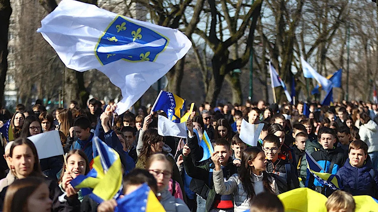Preko 3.000 sarajevskih učenika učestvovalo u defileu povodom Dana nezavisnosti BiH