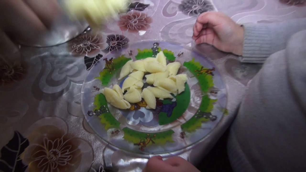 Russians Try To Make Ends Meet In Bleak Communal Apartment