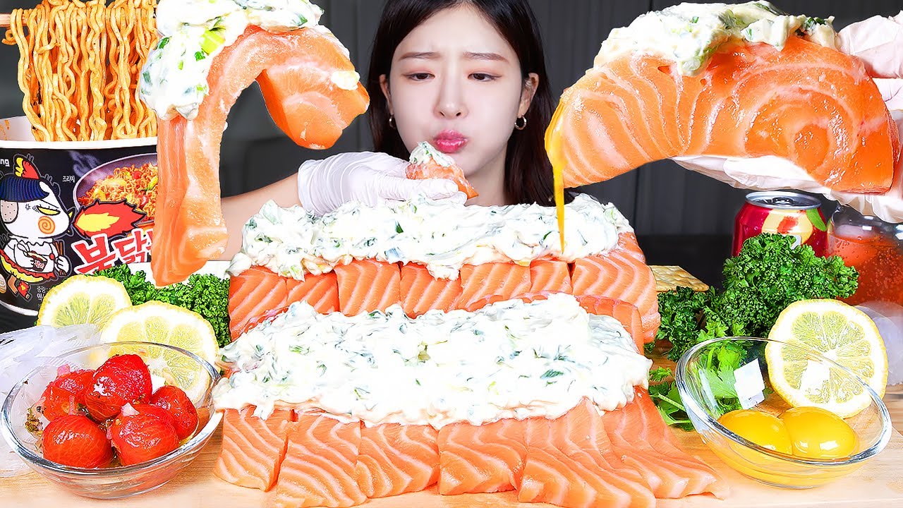 ASMR MUKBANG | 1 кг лосося со сливочным сыром из зеленого лука! Острая огненная лапша 🔥 Сырой лосось