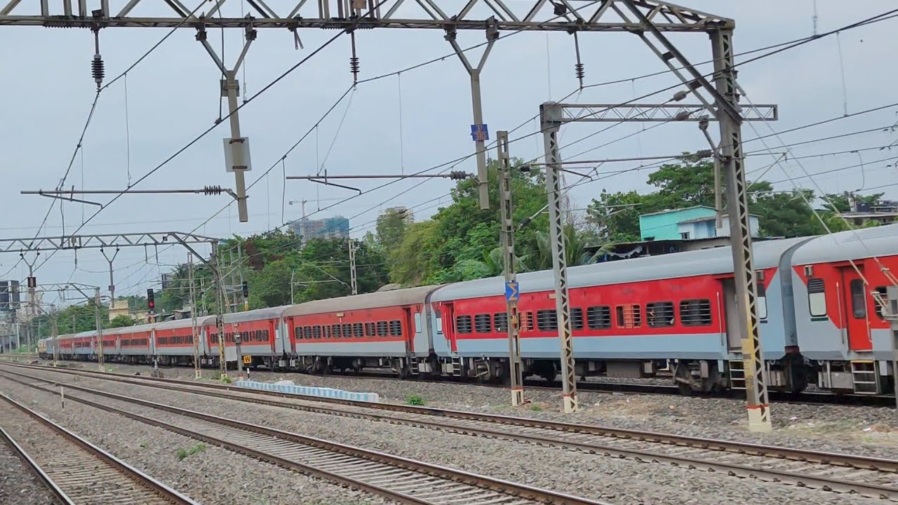 Mumbai Local Prallel Race with Matsyagandha Express 12619 and CSMT-Howrah Weekly SF Express 12869.
