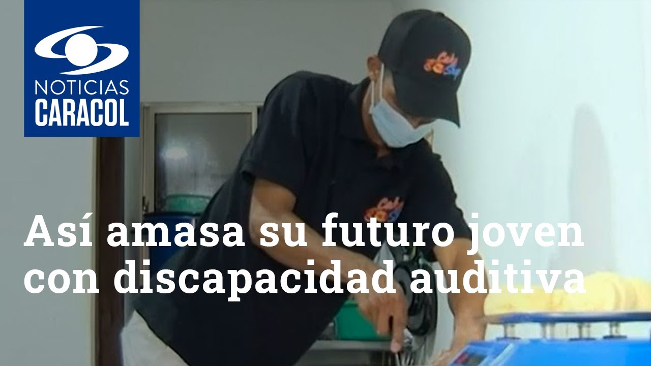 Así amasa su futuro este joven con discapacidad auditiva en Baranoa, Atlántico