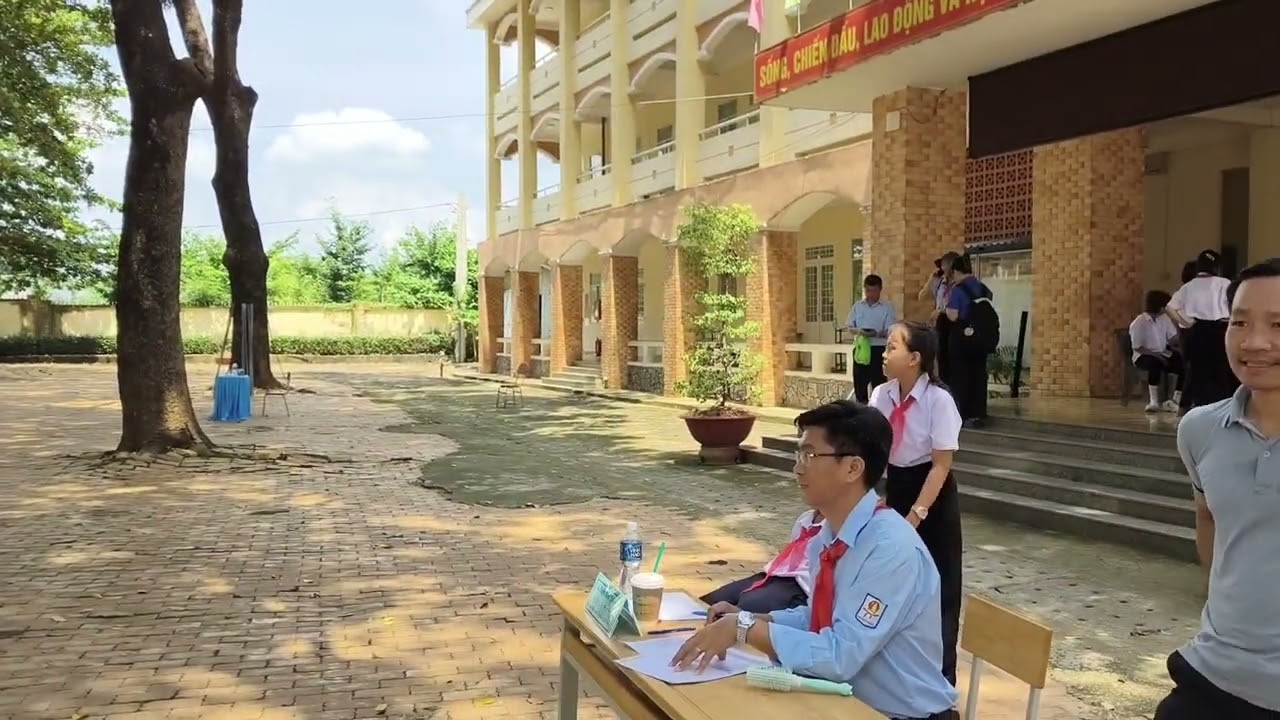 Phần thi Nghi thức đội: triển khai đội hình chữ U, vòng tròn. Lần đầu anh Việt Dũng làm chỉ huy nè 🥰
