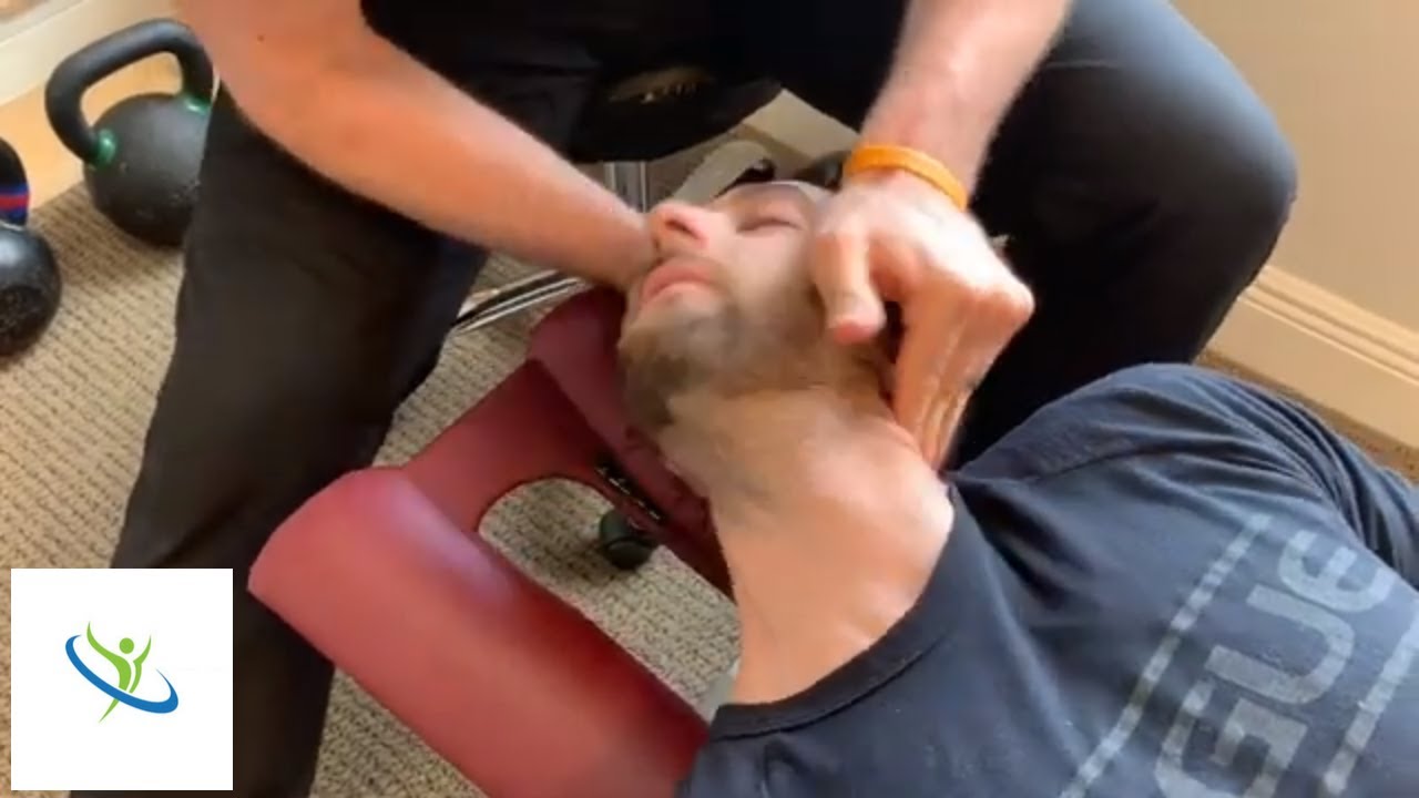 *ОГРОМНЫЙ* Громкий треск хиропрактической коррекции для фитнес-профессионала с грыжей межпозвоноч...