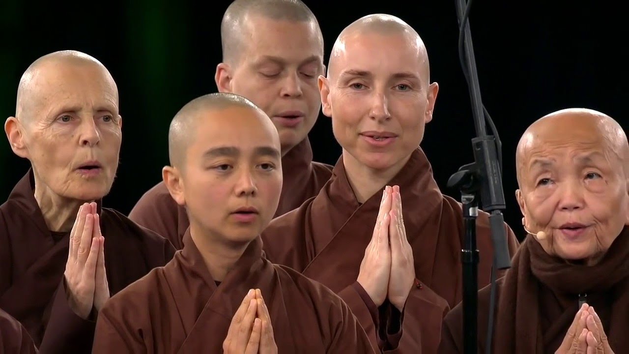 Tăng thân Làng Mai tụng Tâm Kinh