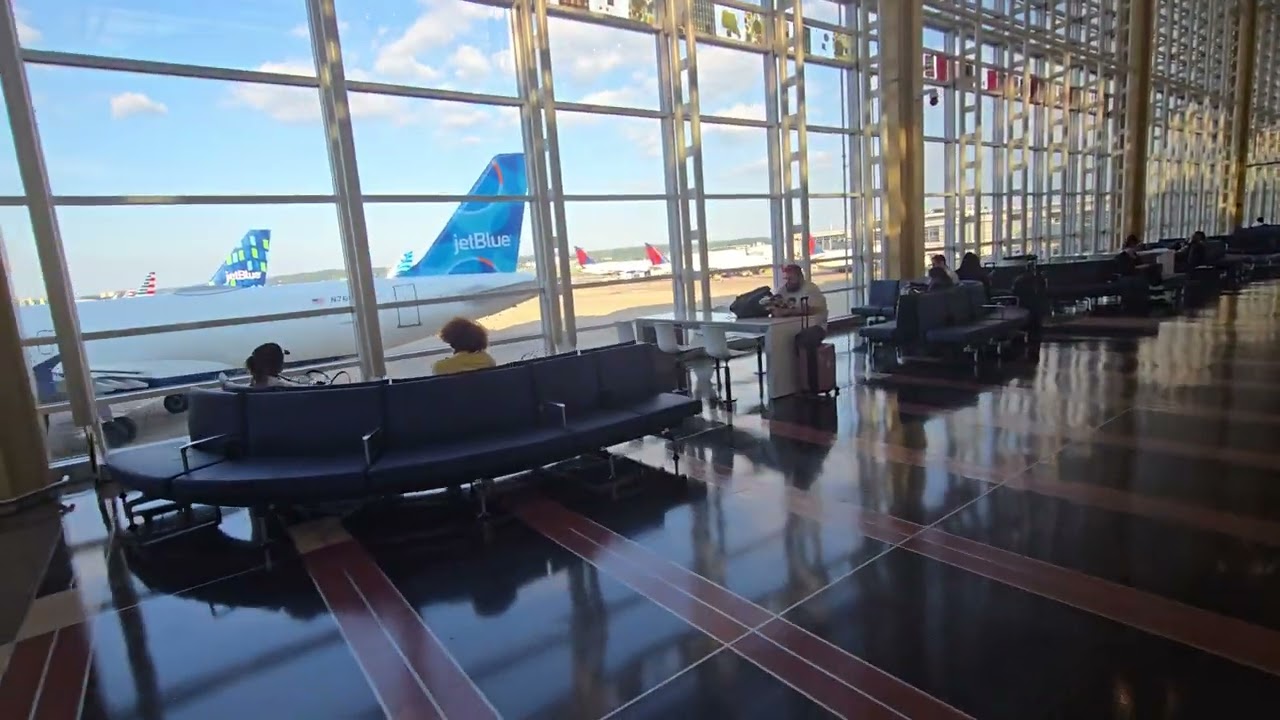 DCA Ronald Reagan CONCOURSE C Walking Tour! #dca #ronaldraegan #airport #dc #washingtondc