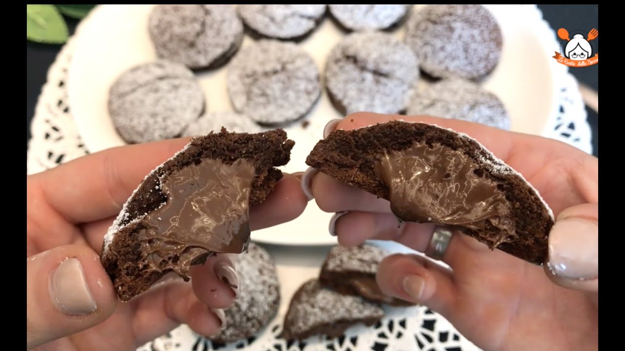 BISCOTTI AL CACAO CON RIPIENO DI NUTELLA: PRONTI E MANGIATI