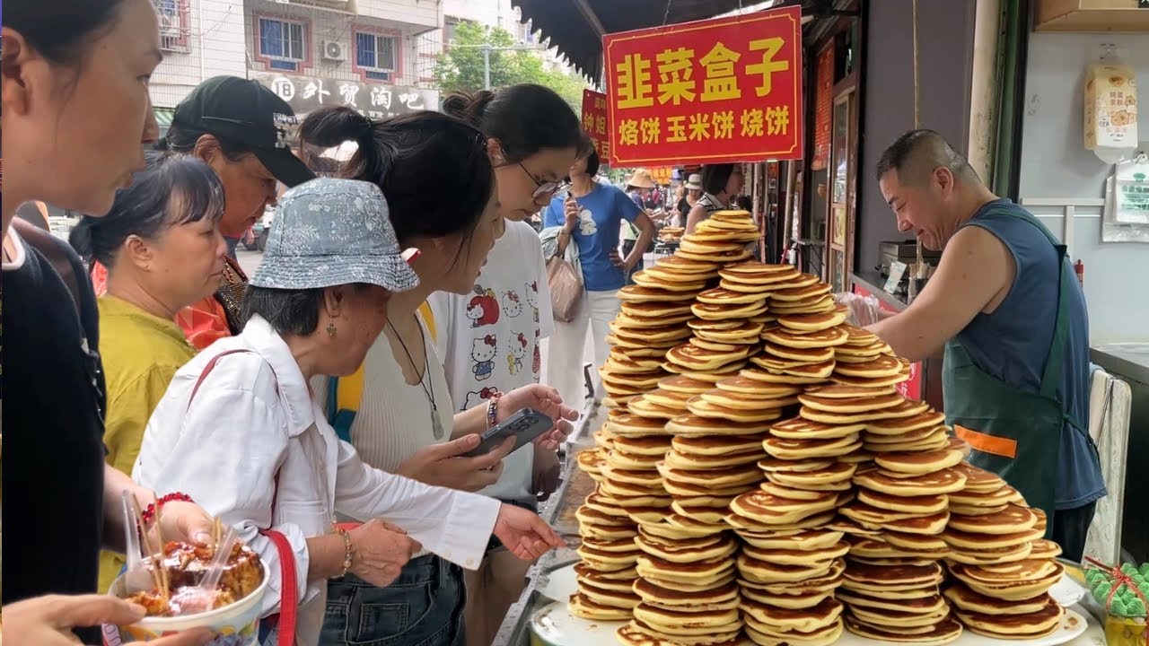 广西南宁超人气的美食聚集地，赶传统市集，品特色街头美食，老牌的香豆腐排队排到脚软，量足价低的糖水店每天卖断货，当地特色的手工油茶不吃白来，金黄酥脆的韭菜盒子一口一个，软糯弹牙的糯米糍粑老人小孩都爱吃。