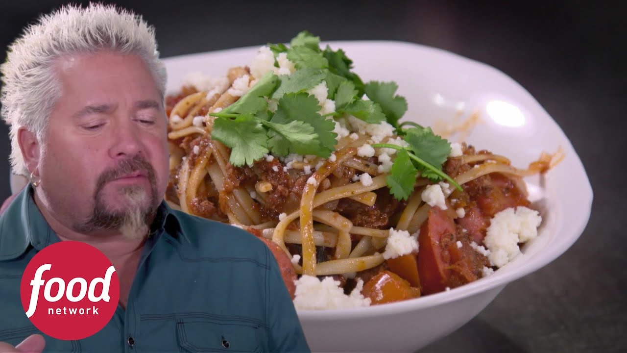 Prato de massa é um dos preferidos do público | Lanchonetes Clássicas com Guy Fieri | Food Network