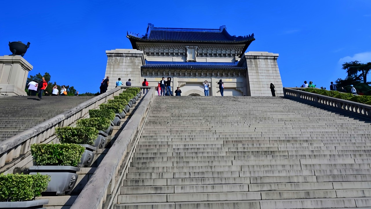 Climbing 392 Steps to the Father of Modern China: Sun Yat-sen Mausoleum | Nanjing 4K｜南京中山陵