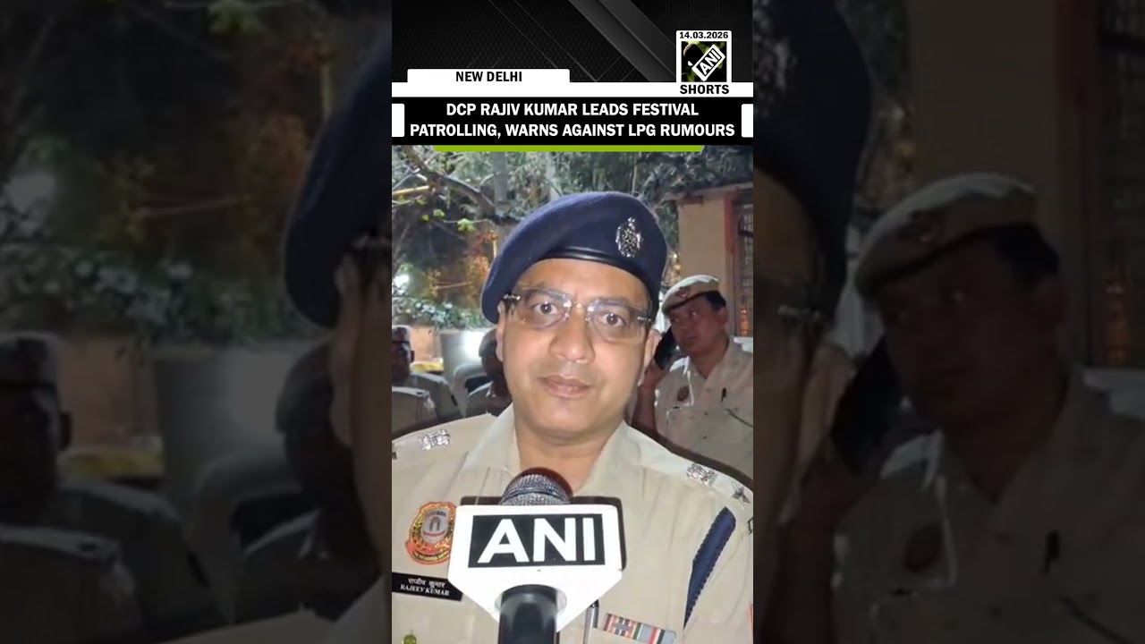 Заместитель начальника полиции Восточного Дели Раджив Кумар возглавляет патрулирование во время п...