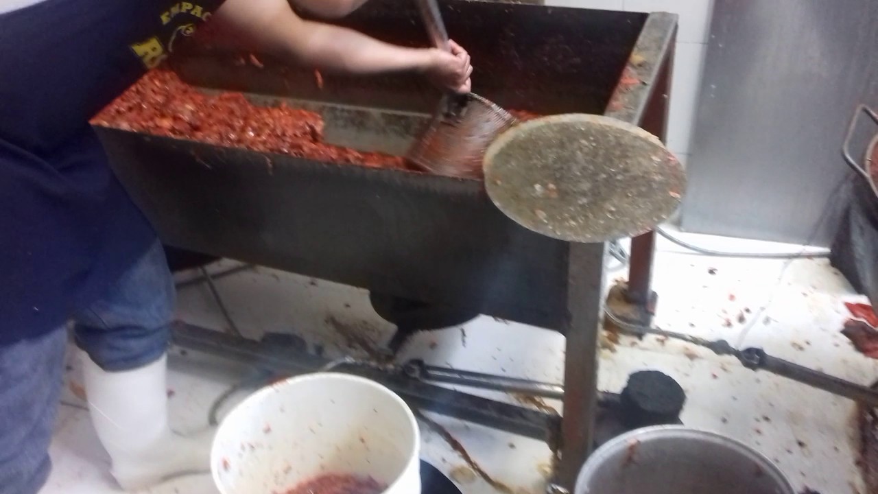 Chicharron prensado en tinas o cubo