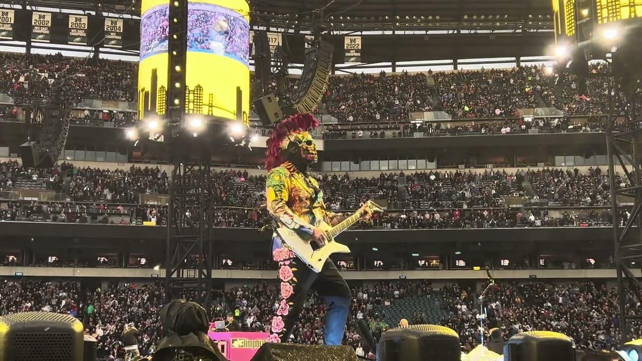 Take A Look Around - Limp Bizkit Live In Philadelphia