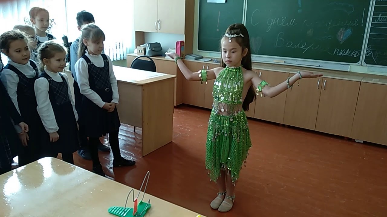 Танец в подарок для одноклассницы!