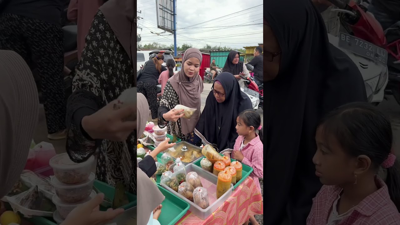 Beli takjil di pasar