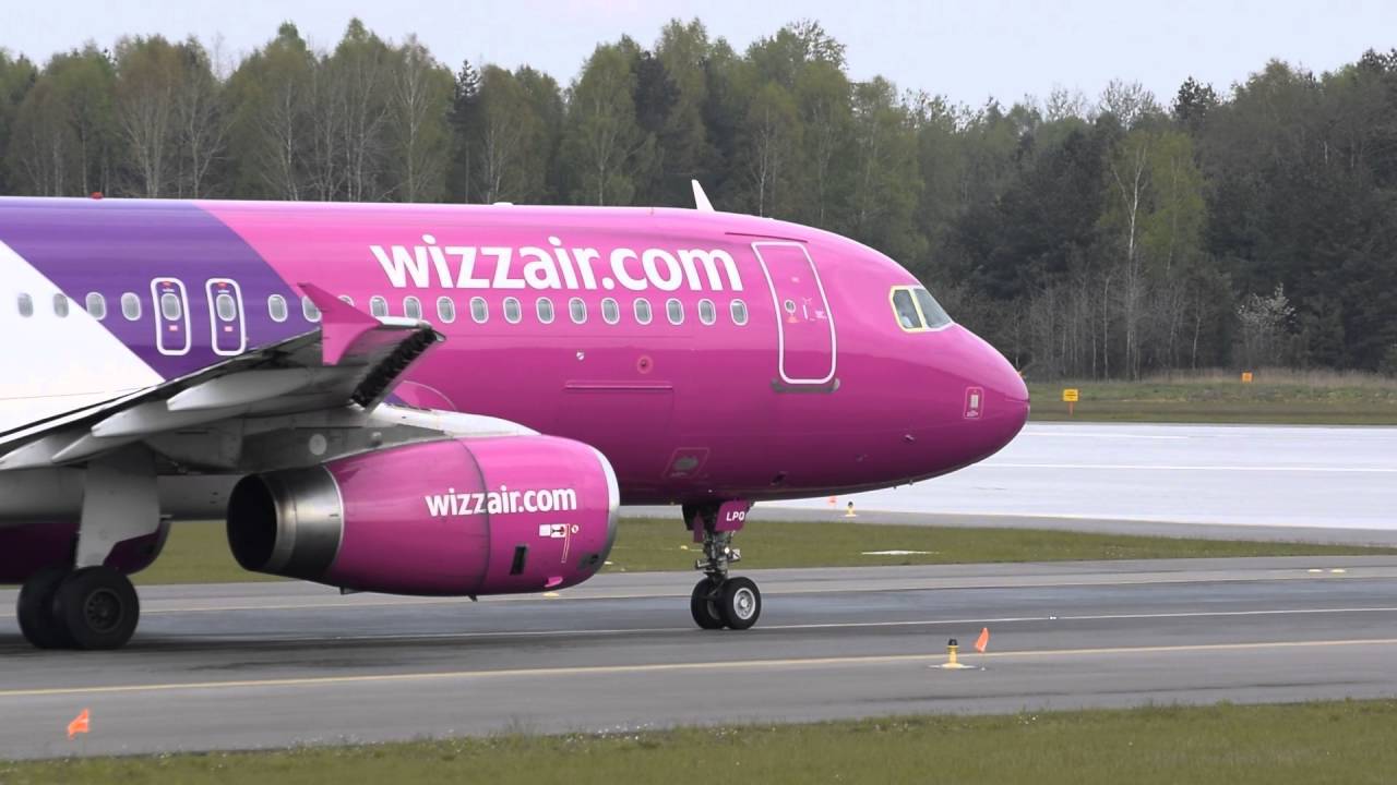 Kołowanie i start Airbusa a320 Wizzair z Katowice Airport