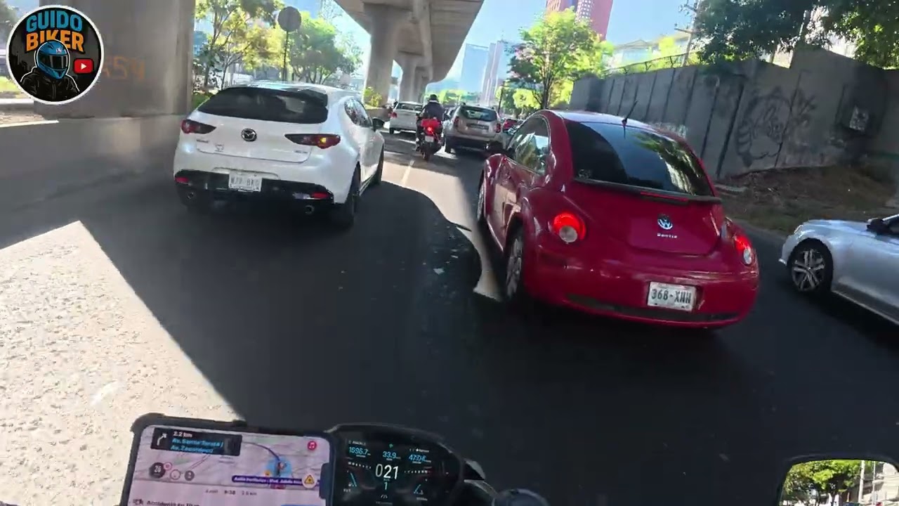 STREET TRIPLE RS 765 RIFANDOSE Y SU MODO DE MANEJA EN LLUVIA. PERRO ATROPELLADO EN PERIFERICO.
