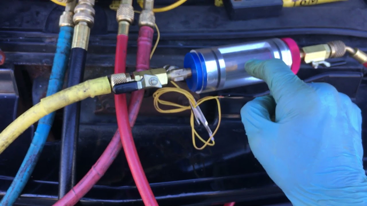 Recovering Refrigerant oil out of a compressor during recovery procedure ?  Is bad be careful!. ￼