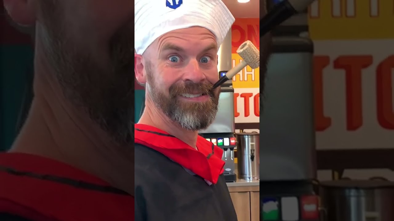 Попай навещает свою дочь, работающую в Popeyes — смущающий отец