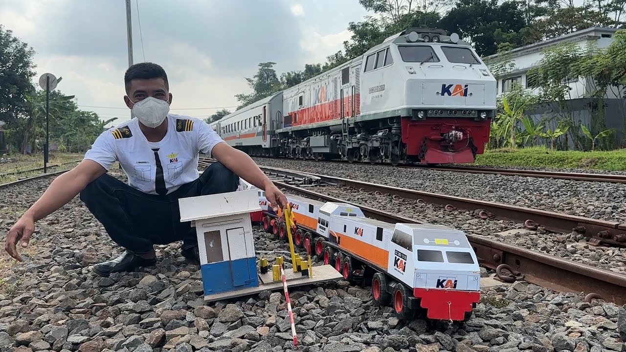Hunting Kereta Api Beneran Ngebut Meninggalkan Stasiun Banjar Melewati Palang Pintu Kereta Api