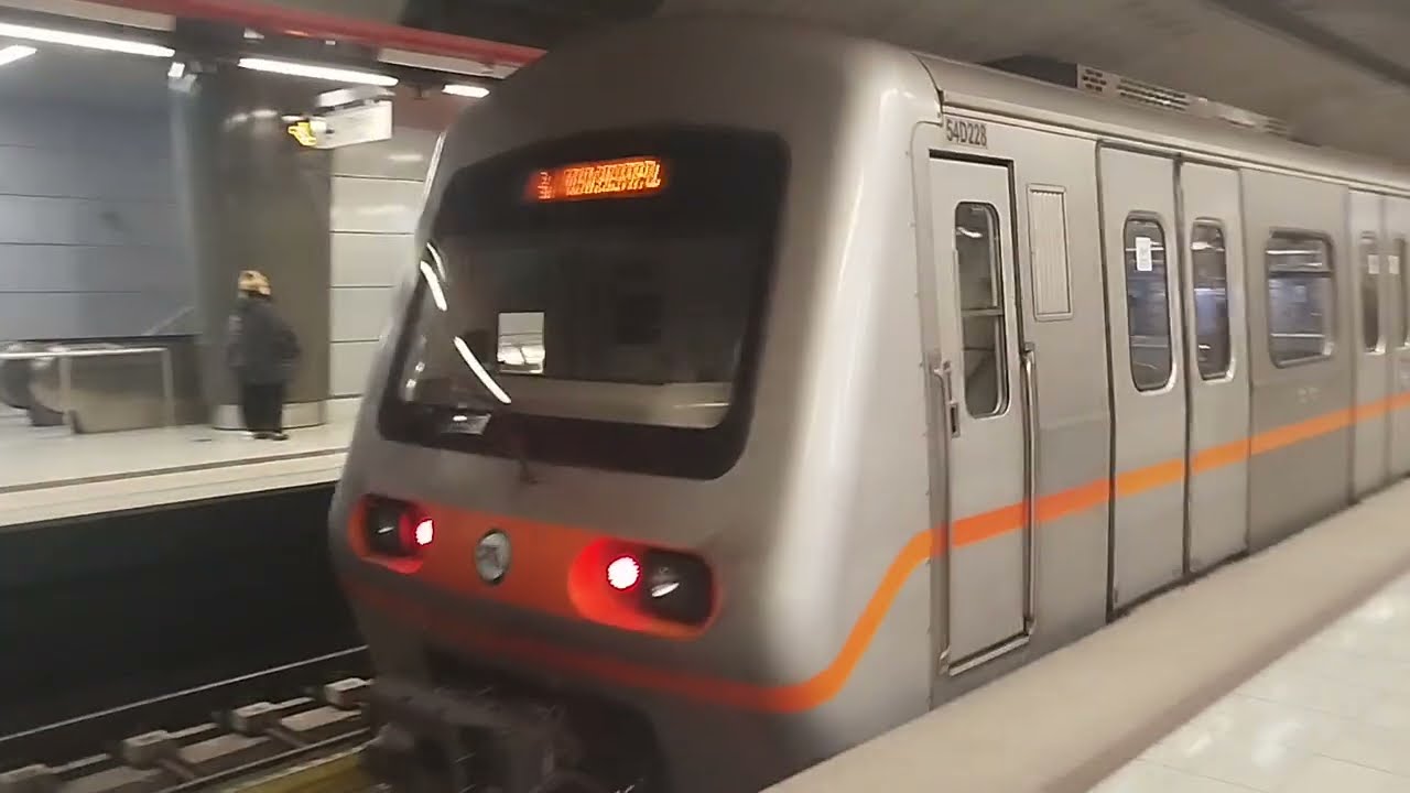 Συρμοί Μετρό στον σταθμό Πειραιά