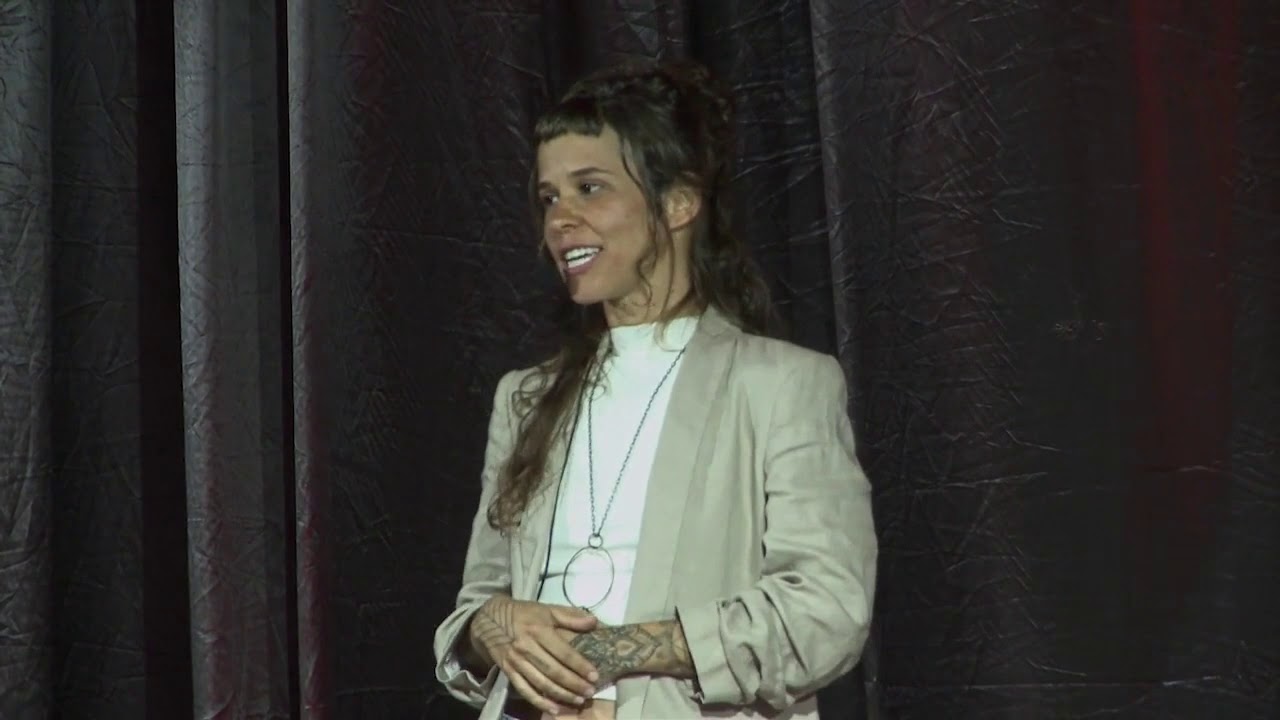 Eu sangro todos os meses | Morena Cardoso | TEDxFloripa