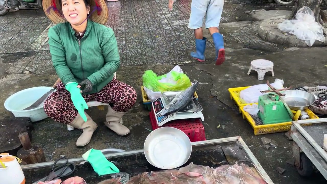 Chợ hải sản lớn nhất miền Tây toàn là cá lạ cái gì cũng ngon.