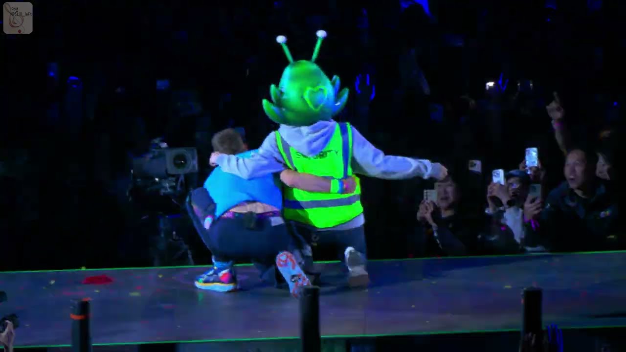 Coldplay - Something Just Like This [250425 MUSIC OF THE SPHERES 콘서트]
