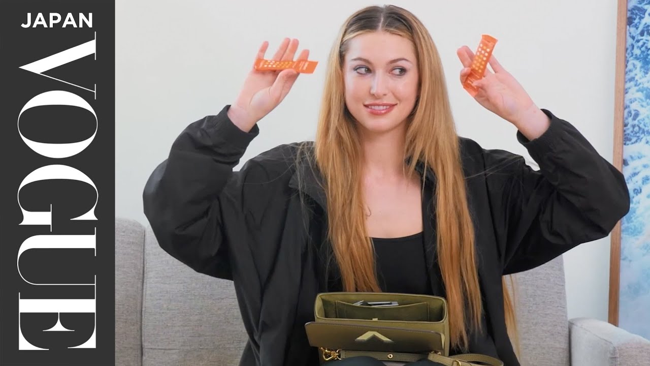 スティーブ・ジョブズの娘イブがバッグの中身を披露！ | In The Bag | VOGUE JAPAN