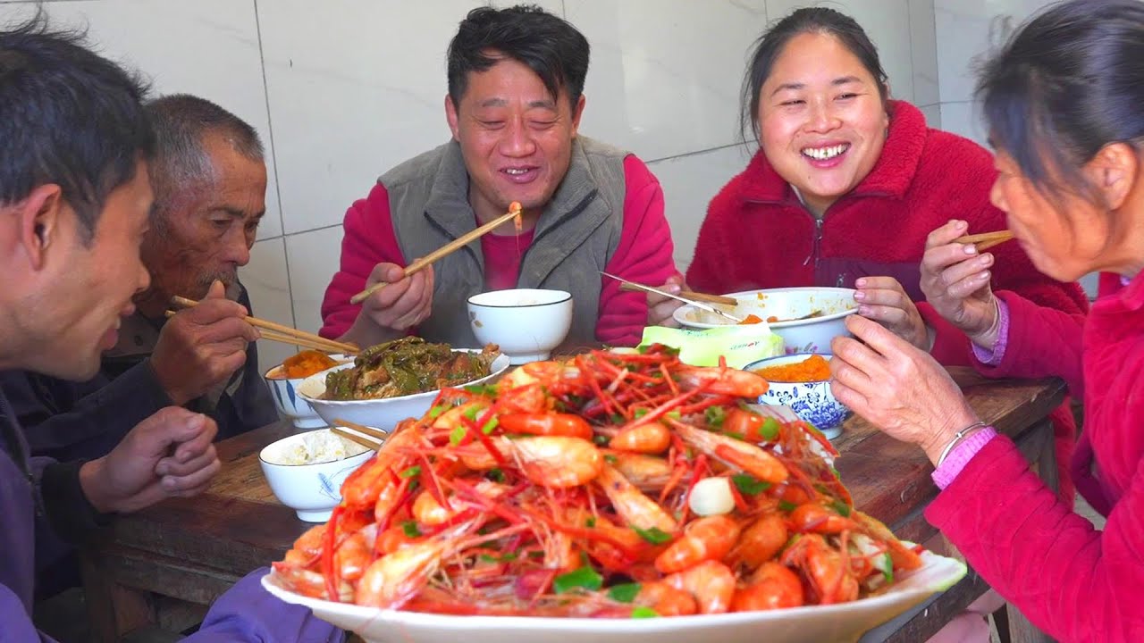 Толстая девушка начала хранить маринованные овощи, 2 фунта речных креветок, жареных с большим горшк