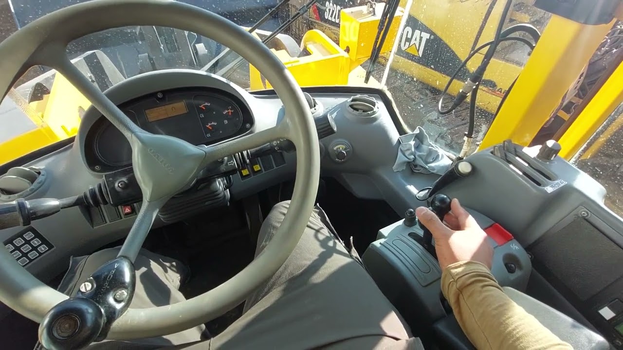 Mandos de operación y uso del kick down en Cargador Frontal