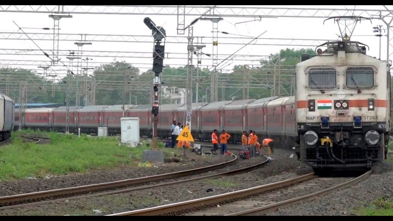 Outstanding Express Train Videos At Over 90 Degree Sharp Curves In Monsoon - CR Rajdhani, Kashi Etc