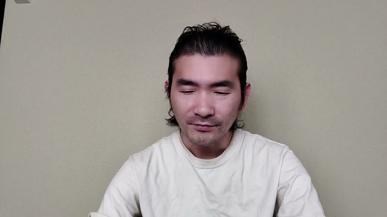 〜実体験〜ずっと苦しんでいました。今も辛いし孤独です。悩んでいても報われない日々が続いてます。人に馴染めなかったあの日々がありました。だけど苦しく馴染めなくても強い人間として歩いていきたいと思います。