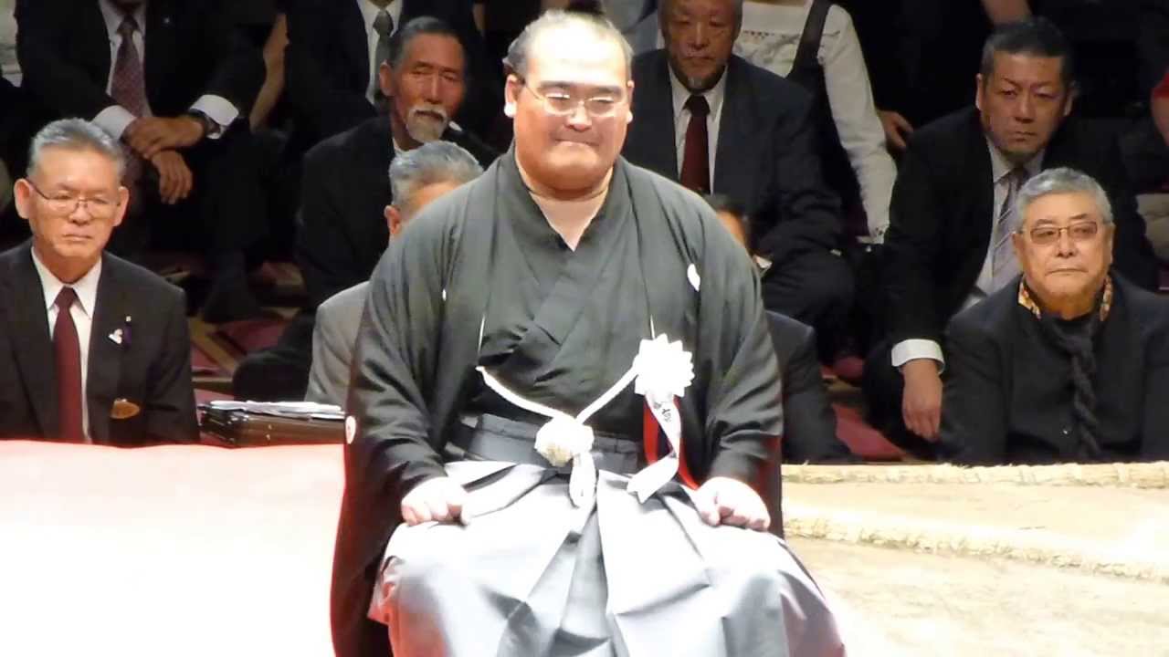 高見盛、元高見山による止め鋏（平成25年10月6日、高見盛断髪式 Takamisakari retirement ceremony）