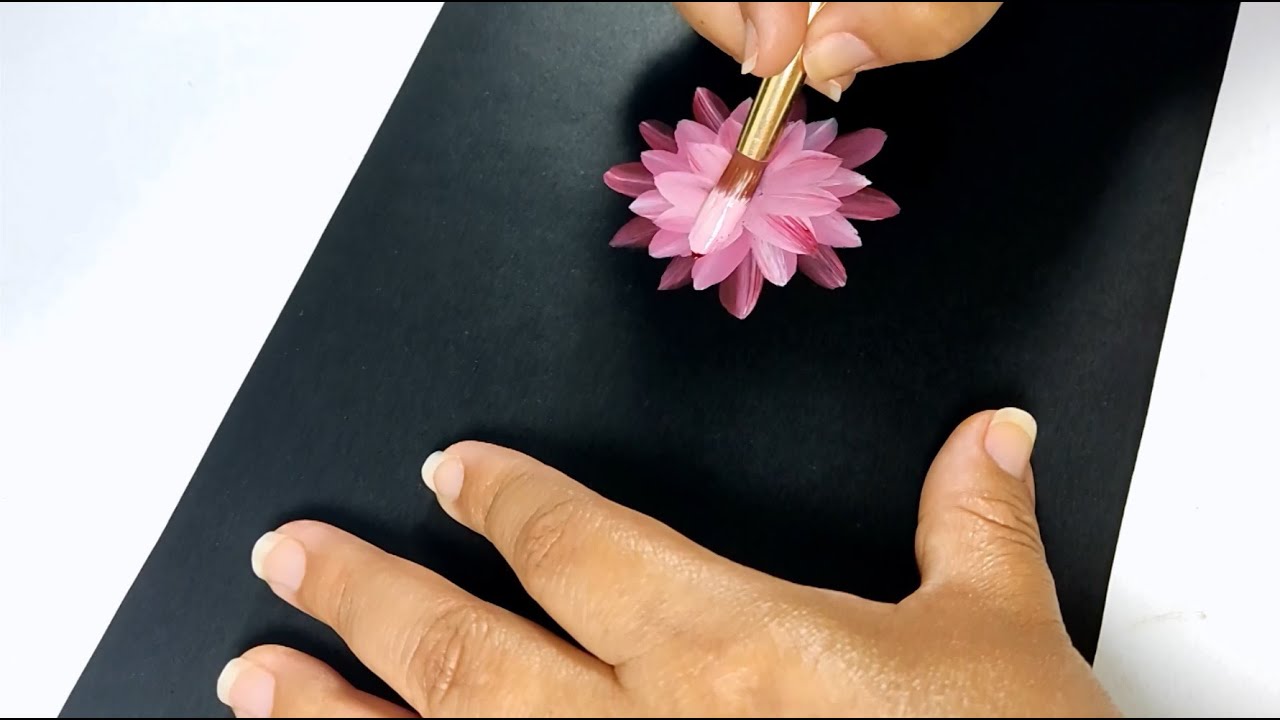 flor pintada con pincel redondo