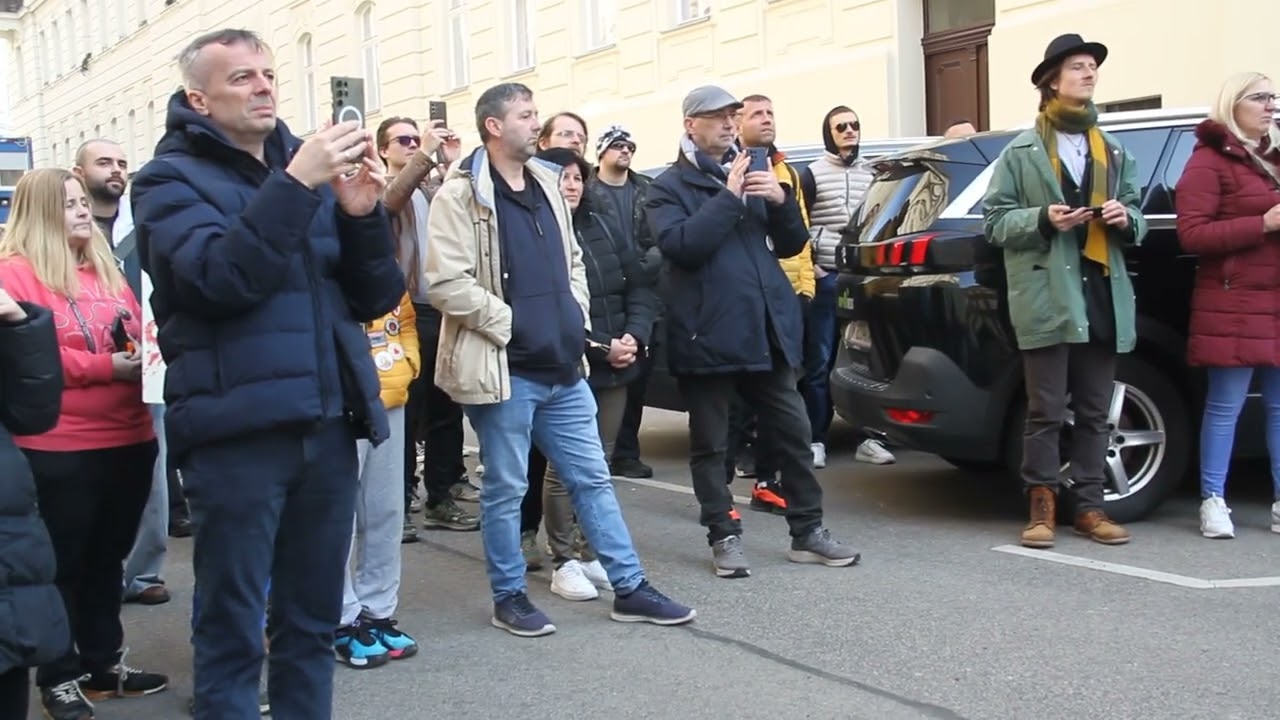 Aleksa Jevtić singt das vertonte Gedicht „Ljubav“ („Liebe“) des serbischen Dichters Djura Jakšić