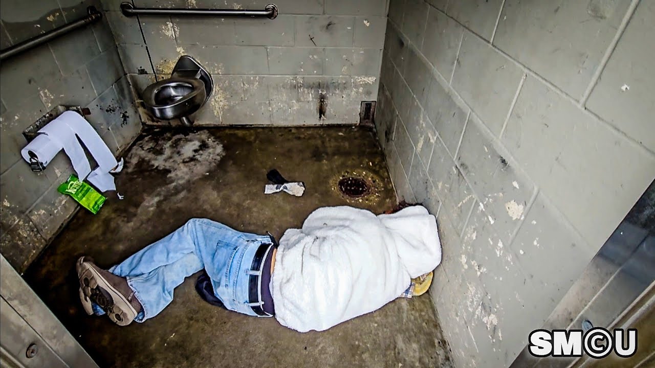 𝗥𝗘𝗦𝗧𝗥𝗢𝗢𝗠 𝗦𝗟𝗨𝗠𝗕𝗘𝗥: Homeless Man Sleeps in Venice Beach Restroom Ahead of Morning Sweep