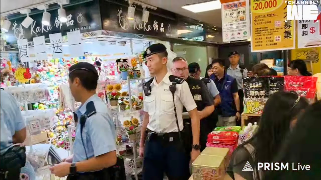 葵廣  LIVE  |  葵涌廣場南亞漢涉襲警  警方、消防派大批人員到場高調巡邏及派傳單  |  葵涌廣場  |  Channel WE HK