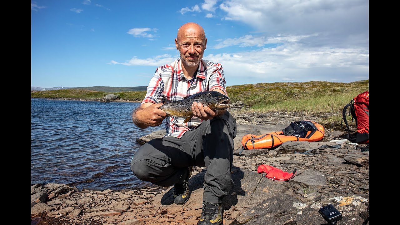 Med pacraft og fiskestang i Sulitjemafjellene